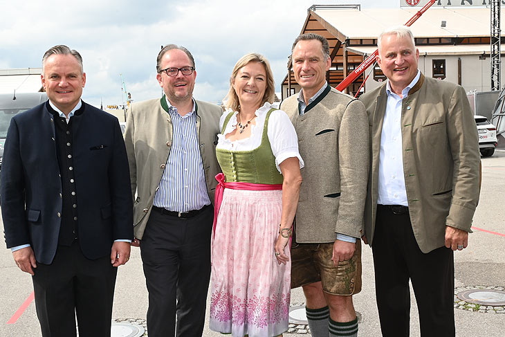 Wirtschaftsreferent und Wiesnchef Dr. Christian Scharpf, Co-Wirtschaftsreferent Manuel Pretzl, Wiesn Stadträtin Anja Berger, und die beiden Wiesnsprecher Peter Inselkammer und Christian Schottenhamel Wiesn Pressekonferenz am 25.07.2025 im "Das Bad" (©Foto: Ingrid Grossmann) 